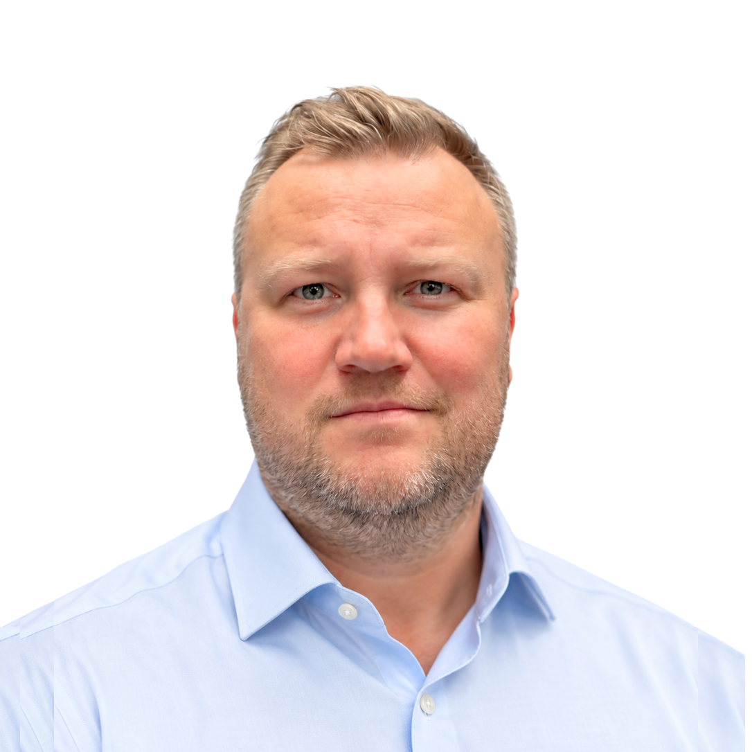 Mannen tittar in i kameran och ler.